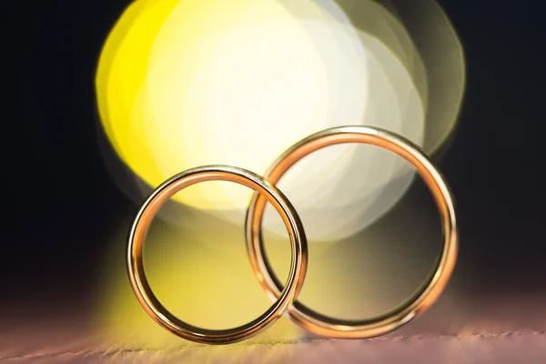 Twee gouden ringen — Stockfoto