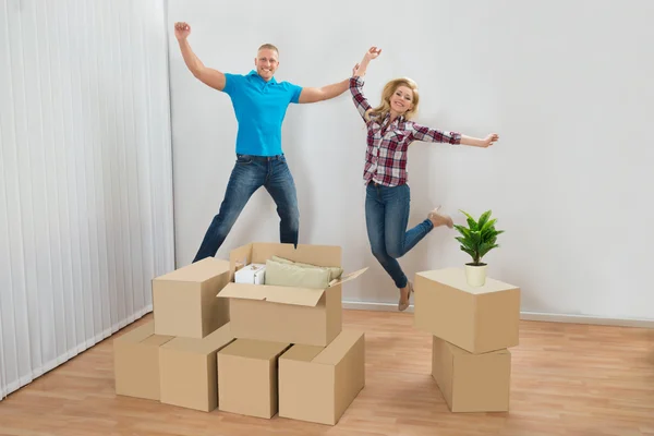 Aufgeregtes Paar im neuen Zuhause — Stockfoto