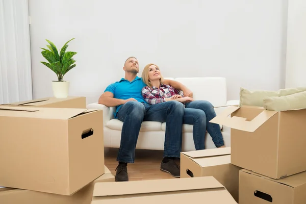 Par i nya hem på soffan — Stockfoto