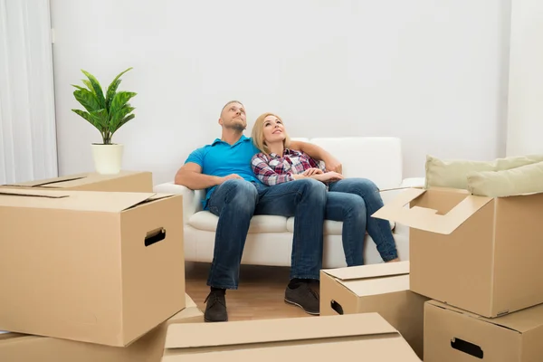 Couple Dans Une Nouvelle Maison Sur Le Canapé — Photo