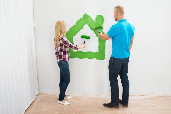 Paar maken huis met Paint — Stockfoto