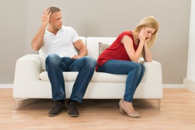 Depresif çift kanepede oturan