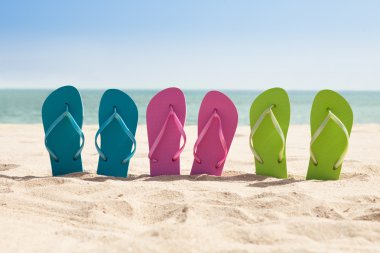 Plaj flip-flop çiftleri