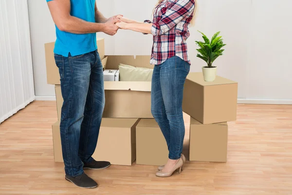 Jovem casal em nova casa — Fotografia de Stock