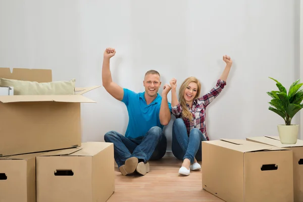 Couple Cheering In New Home — Stock Photo, Image