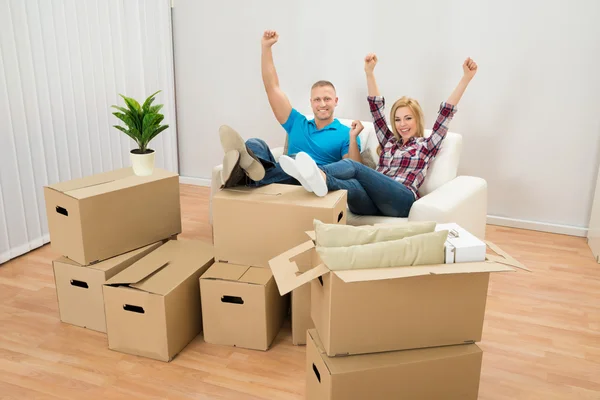 Paar im neuen Zuhause auf der Couch — Stockfoto