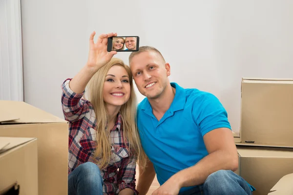 Paar macht Selfie in neuem Haus — Stockfoto