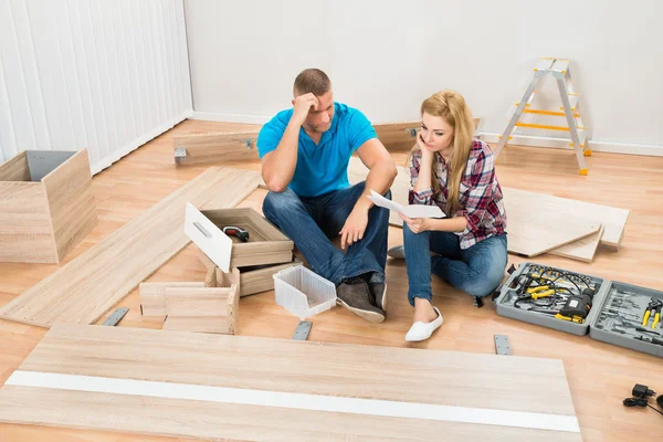 Pareja con muebles desmontados — Foto de Stock