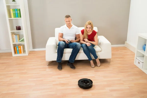 Couple With Robotic Vacuum Cleaner — Stock Photo, Image