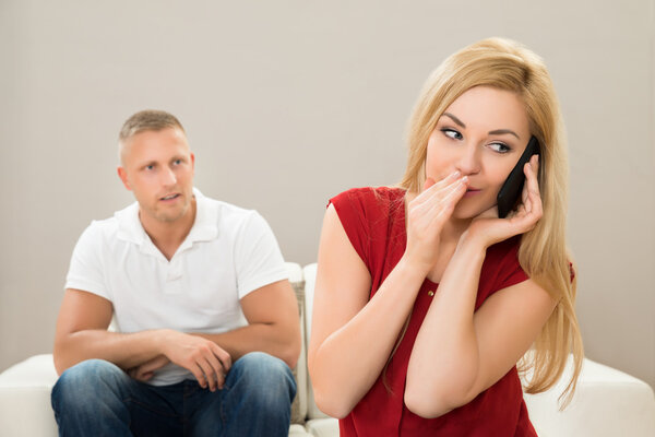 Жена разговаривает по мобильному телефону
