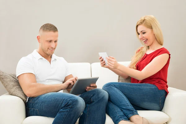 Pareja usando tabletas digitales —  Fotos de Stock