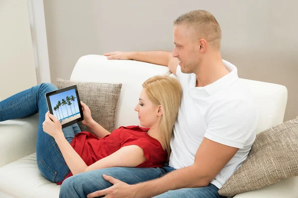 Paar kijken naar Video — Stockfoto