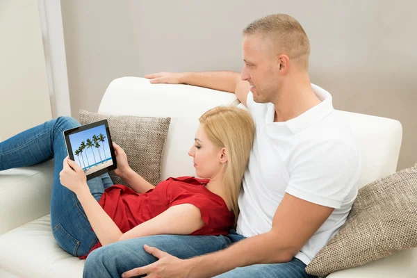 Pareja viendo vídeo —  Fotos de Stock