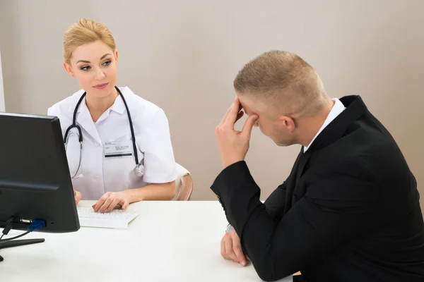 Patiënt met jonge dokter — Stockfoto