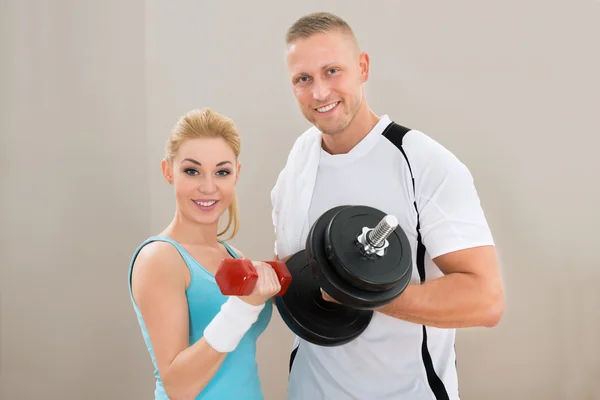 Pareja haciendo ejercicio con pesas —  Fotos de Stock