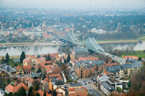 Stad met de brug Over de rivier de Elbe — Stockfoto