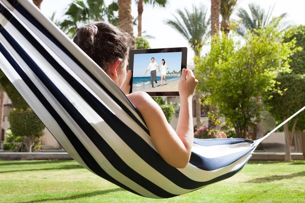 Frau schaut sich Video an — Stockfoto