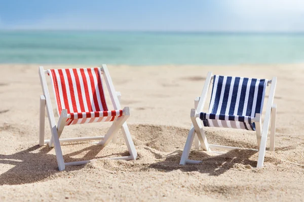 Två solstolar på stranden — Stockfoto