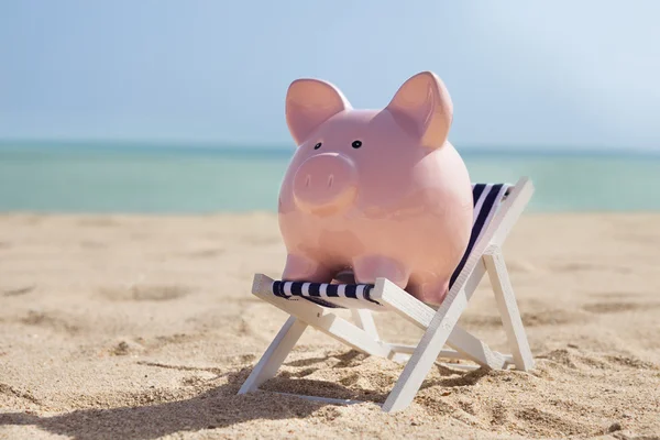 Piggy Bank With Deckchair — Stock Photo, Image