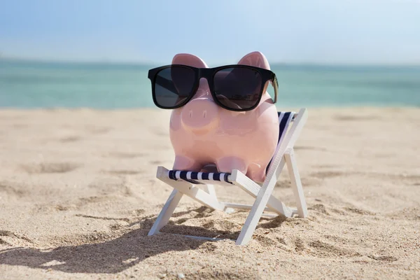 Sparschwein mit Sonnenbrille — Stockfoto