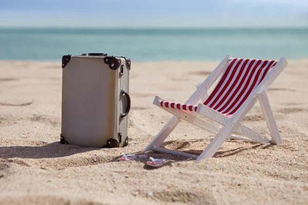 Miniature Deckchair With Suitcase — Stock Photo, Image