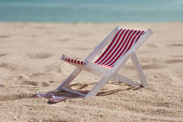 Пляжний стілець і фліп-флопс — стокове фото