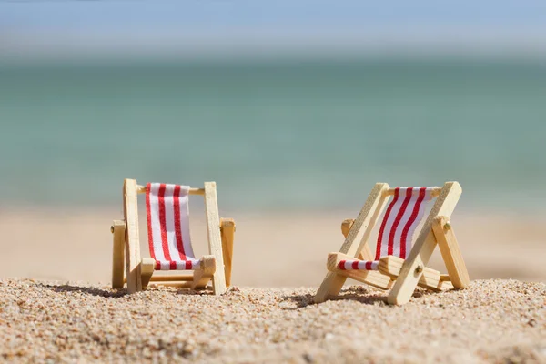 Två solstolar på stranden — Stockfoto