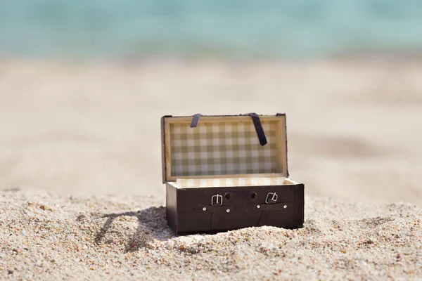 Valigia aperta sulla spiaggia — Foto Stock