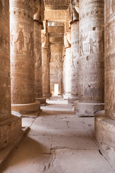 Säulen im Dendera-Tempel — Stockfoto