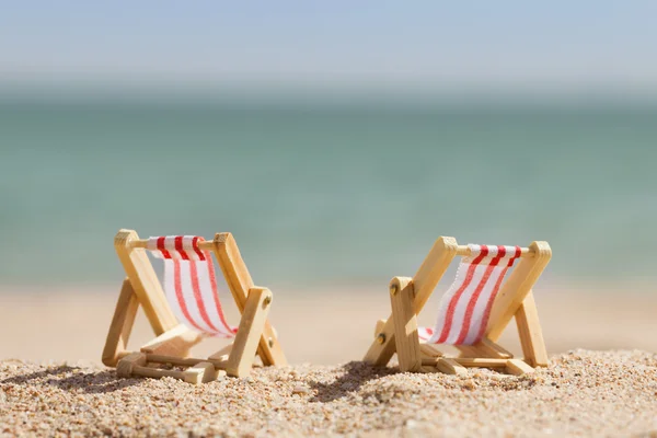 Dos tumbonas en la playa — Foto de Stock