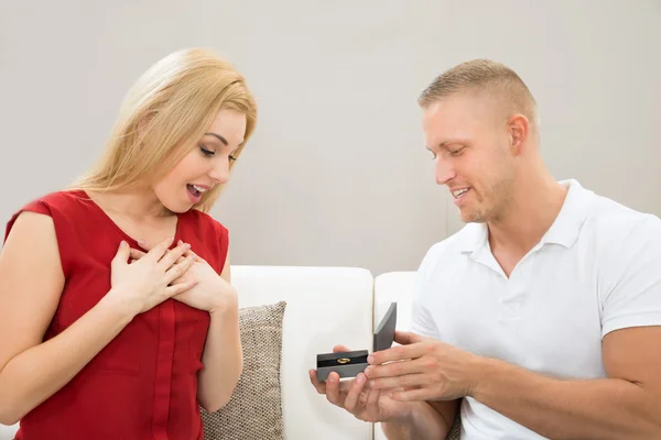 Hombre dando anillo a la mujer — Foto de Stock