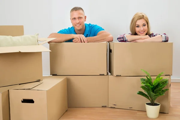 Couple avec boîtes en carton — Photo