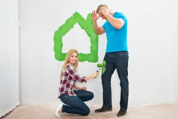 Vrouw schilderij Jeans van Man — Stockfoto