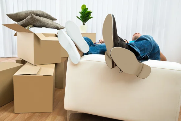 Paar schläft auf Couch — Stockfoto