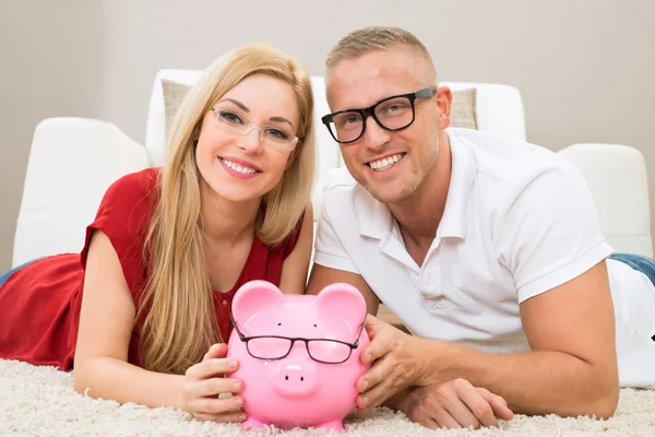 Happy Couple With Piggybank — Stock Photo, Image