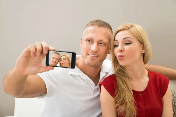 Paar macht ein Selfie — Stockfoto