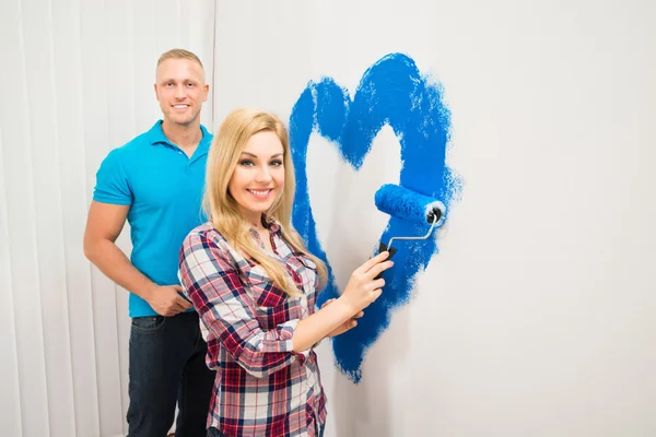 Couple Painting Heart On Wall — Stock Photo, Image