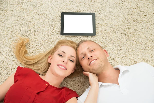 Couple With Digital Tablet — Stock Photo, Image