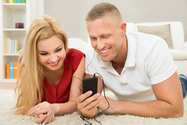 Pareja con teléfono móvil — Foto de Stock