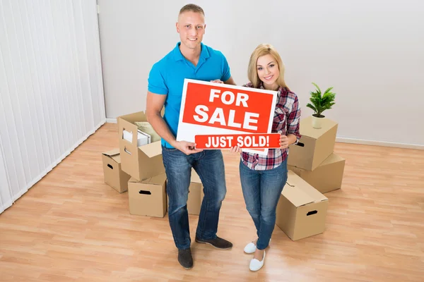 Couple Holding Sold Sign — Stock Photo, Image