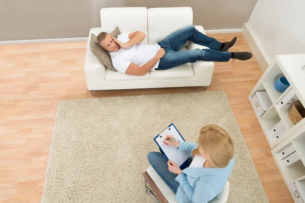 Patient im Gespräch mit Psychiater — Stockfoto