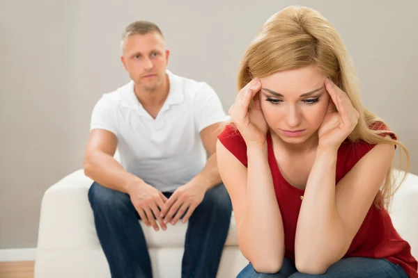 Hombre mirando a la mujer — Foto de Stock