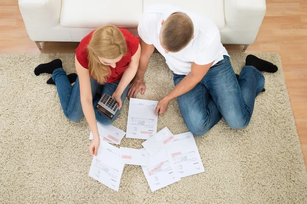 Couple Calculating Bills — Stock Photo, Image