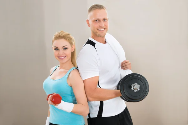 Casal jovem exercitando — Fotografia de Stock