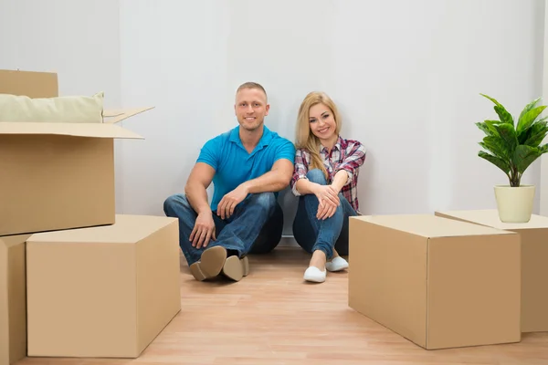 Jong stel in nieuw huis — Stockfoto