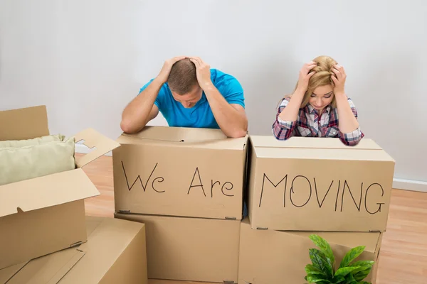 Casal estressado em nova casa — Fotografia de Stock