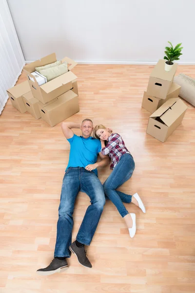 Pihenő pár az új otthonban — Stock Fotó