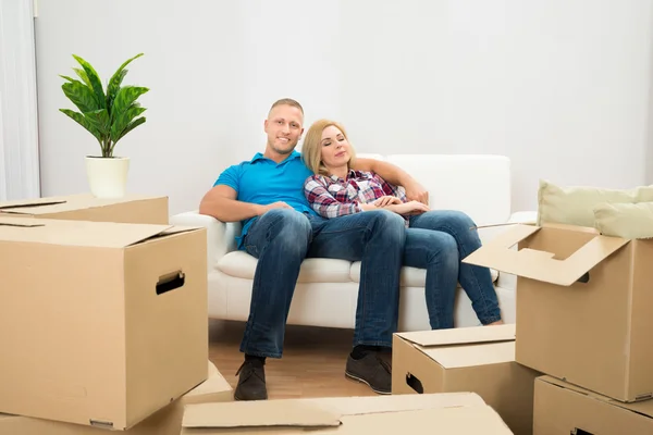 Casal em nova casa no sofá — Fotografia de Stock