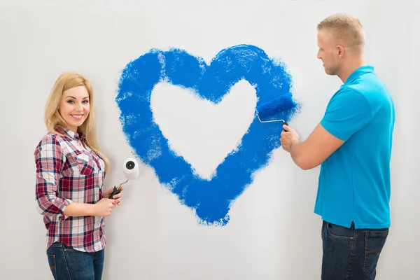 Couple Painting Heart On Wall — Stock Photo, Image