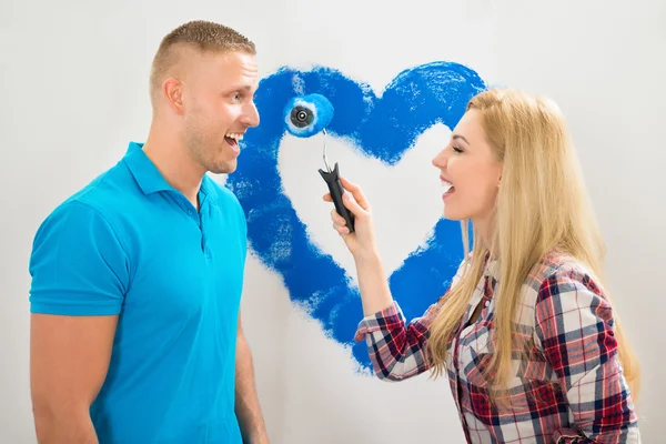Couple Having Fun While Painting — Stock Photo, Image